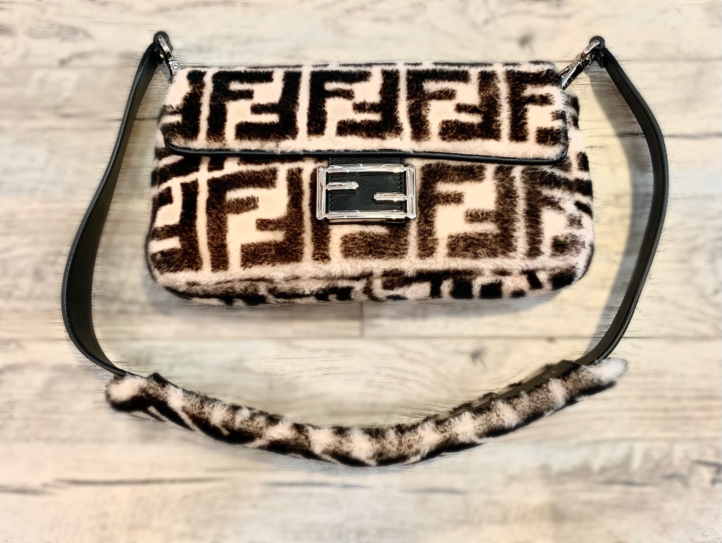 FENDI SHEARLING BAGUETTE WITH STRAP PAD - Imagen del producto 2
