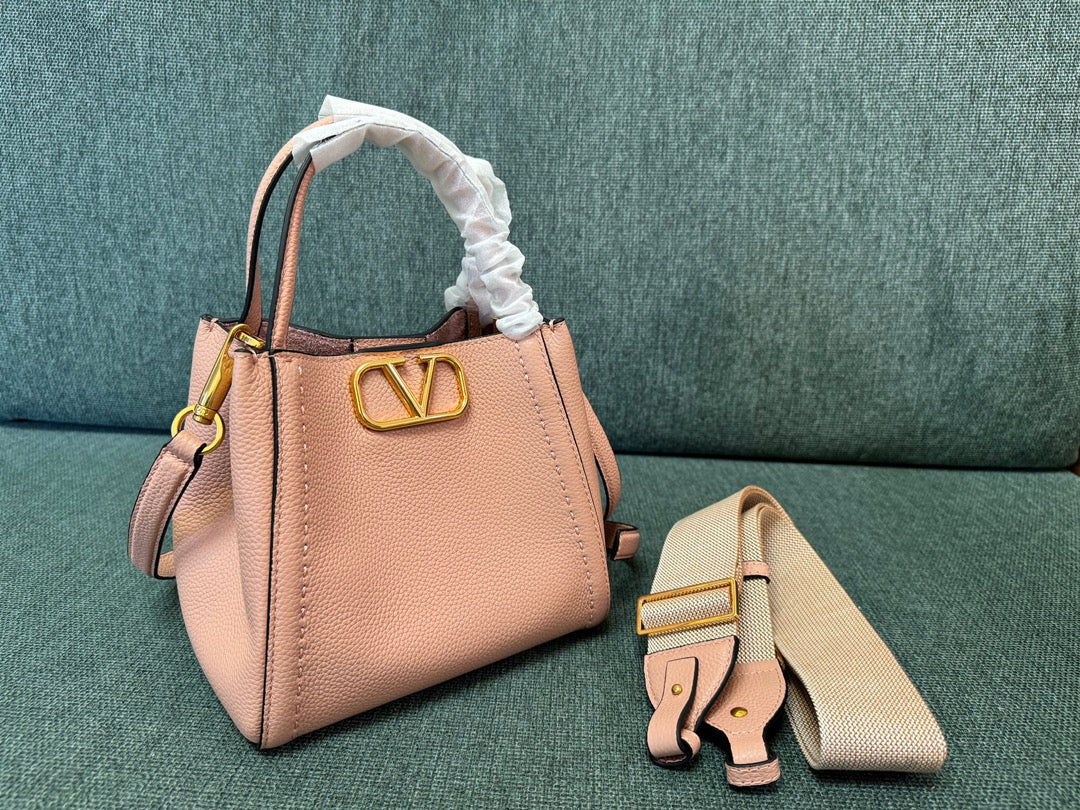 VALENTINO small 19 handbag blush pink calfskin 538535 - Imagen del producto 2