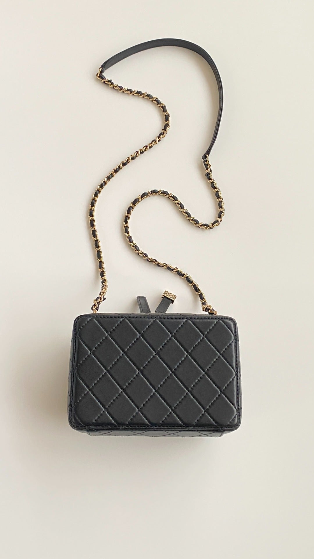 CC camera bag black lambskin gold hardware - Imagen del producto 2
