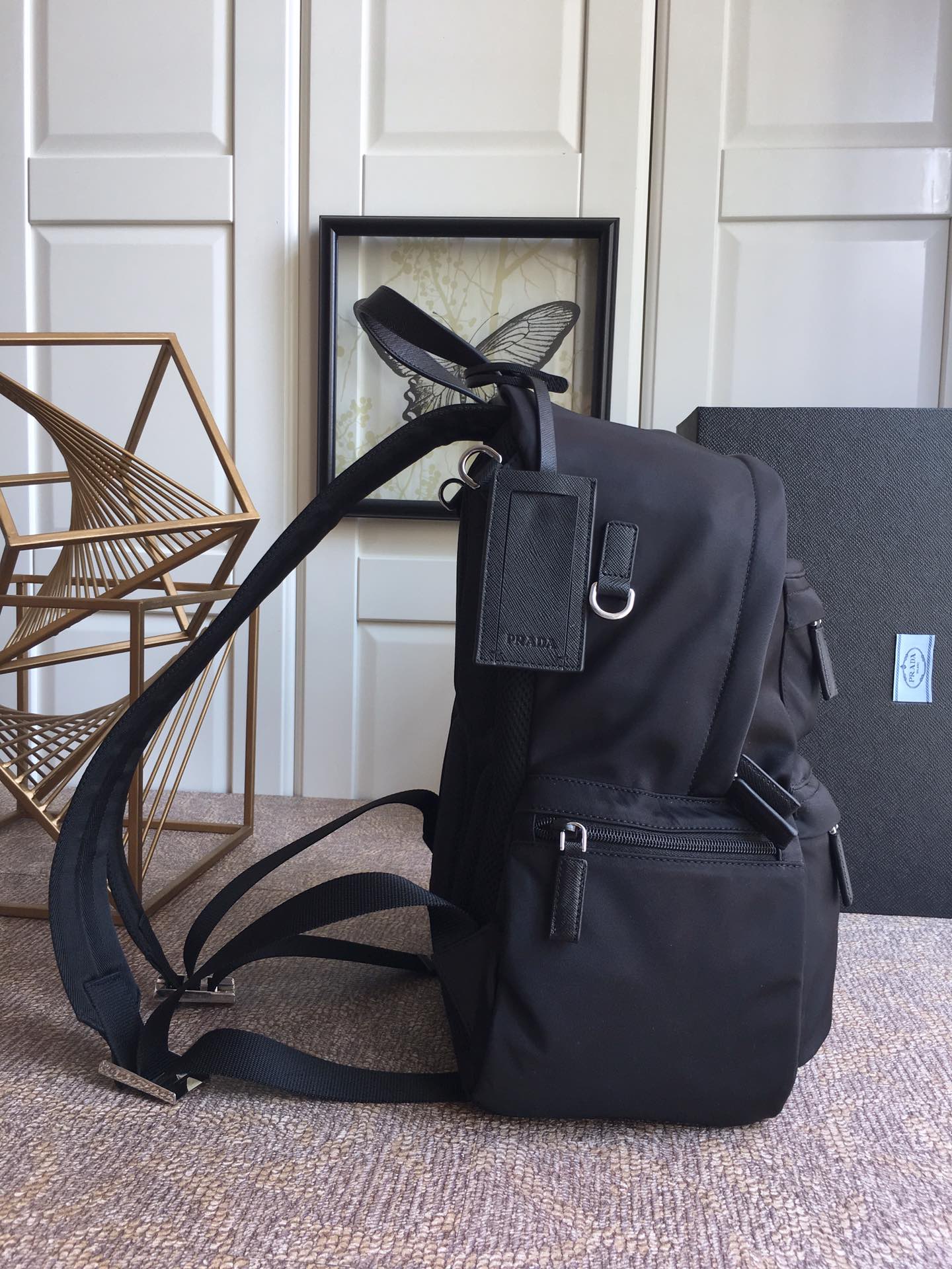 Triangle LOGO Backpack 40 IN Negro Re-nylon