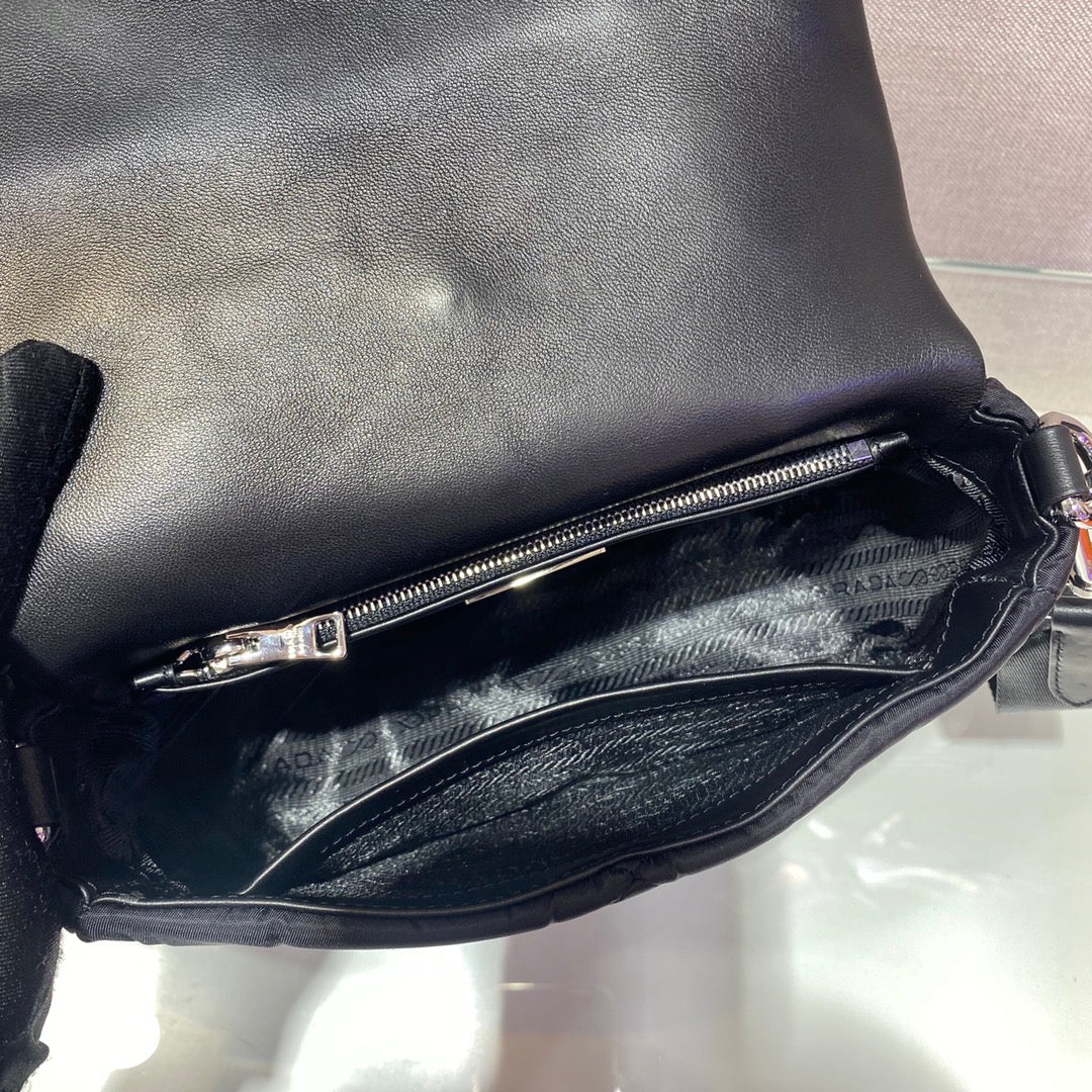 Small Solapa BAG 21 IN Negro Triangular Quilted Pattern Re-nylon