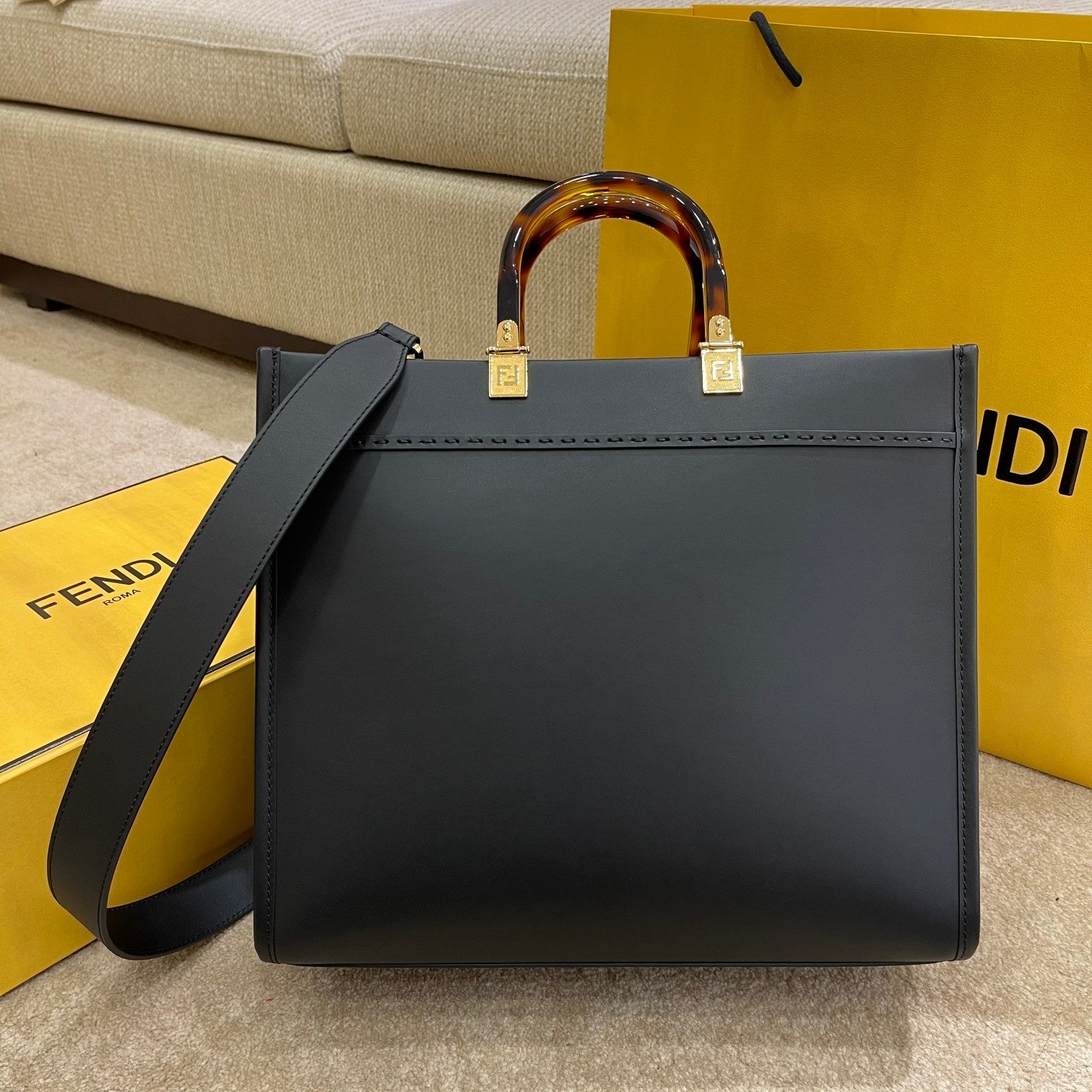 Bolso tote Shine Large 35 en piel de becerro negra