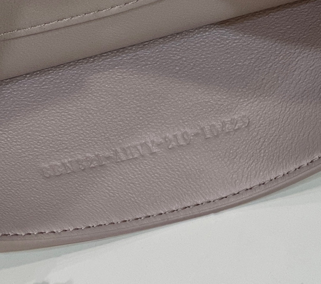 PEEKABOO ISEEU 34 IN Blanco PERFORATED Piel de becerro Herrajes dorados