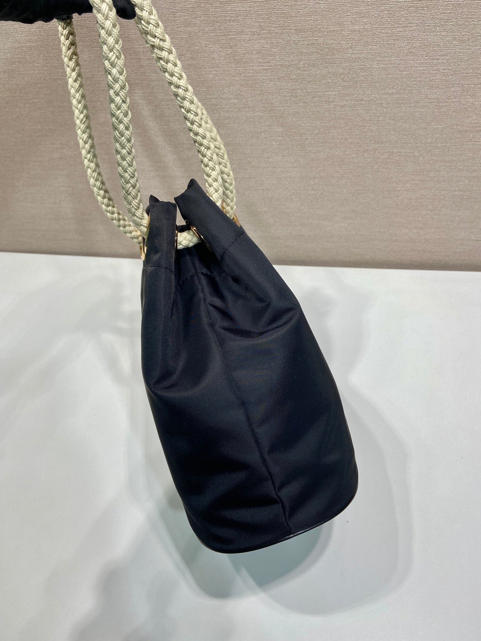 BUCKET BAG 28 IN Negro RE-NYLON Dorado LOGO