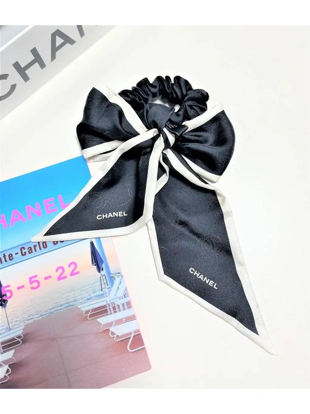 CC Logo Scrunchie Blanco Negro Chanel
