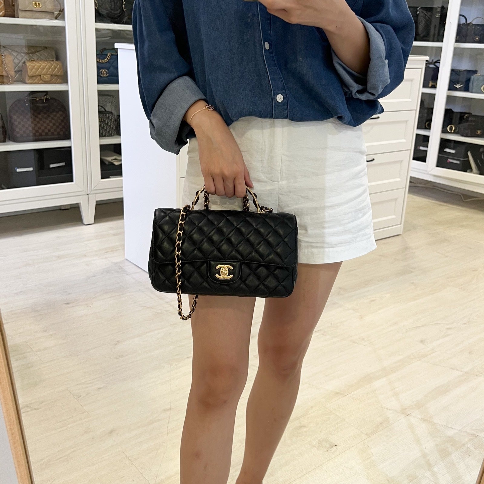 Chanel 23K Small Flap con asa superior en piel de cordero negro y AGHW (Model: ) Bolso de mano