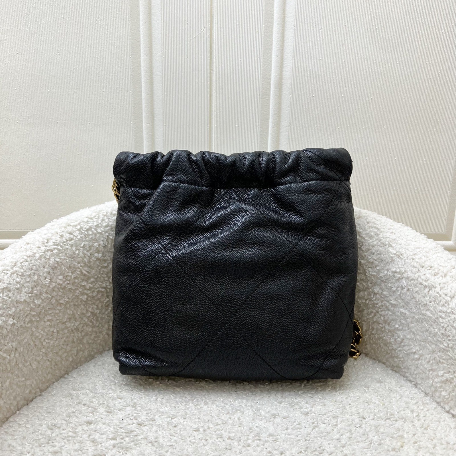 Chanel 22 Mini Hobo Bolso de mano en Negro Shiny Caviar y AGHW (Model: )