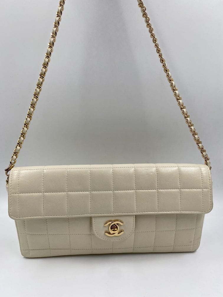 Chanel Bolso de hombro de cuero dorado 3