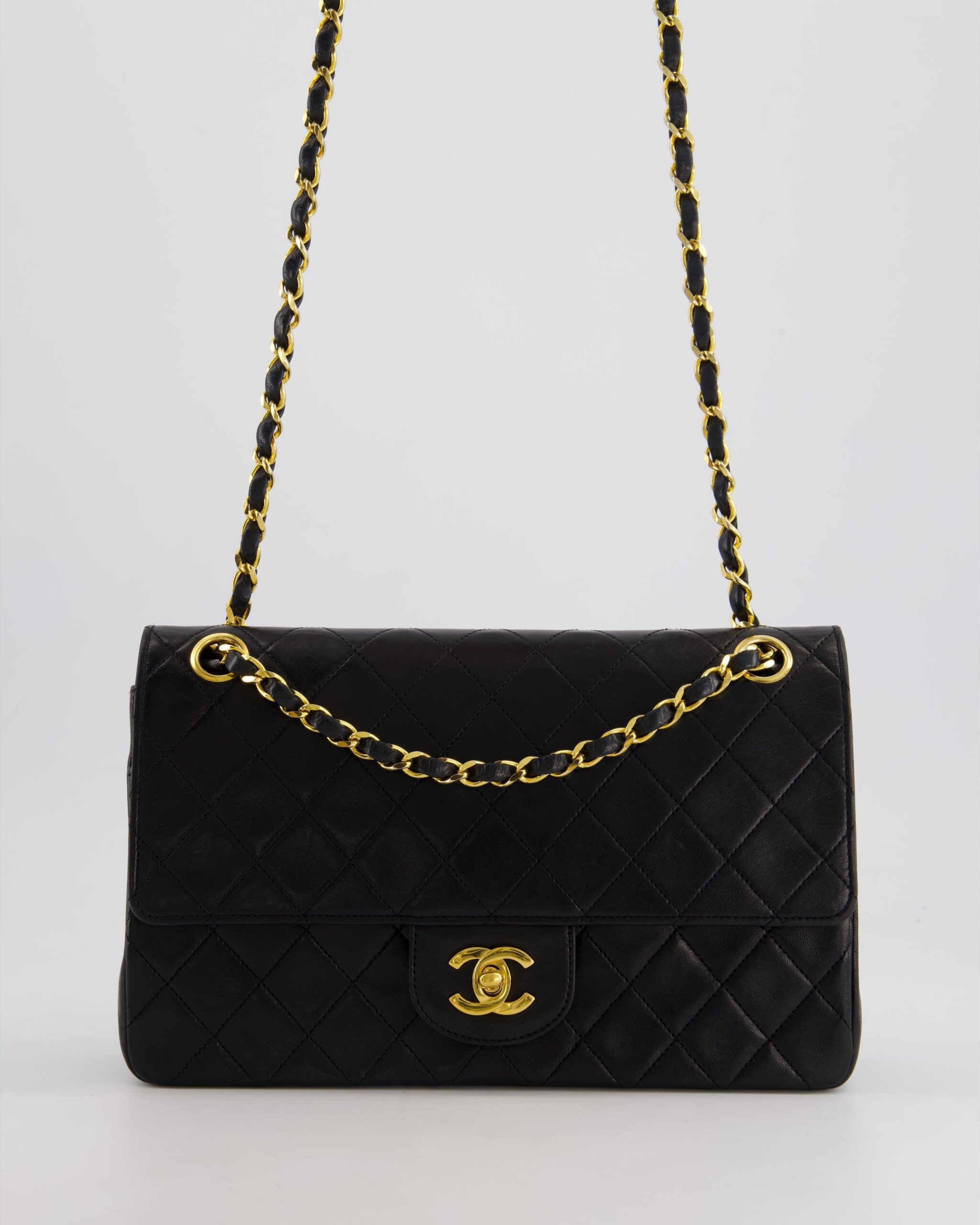 Bolso de solapa doble Chanel Classic Medium negro en piel de cordero con herrajes de oro de 24K