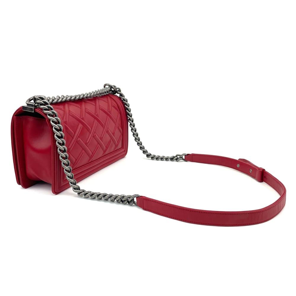 CHANEL - Quilted Embossed Medium Boy Bag - Rojo - OUTLET ITEM FINAL SALE