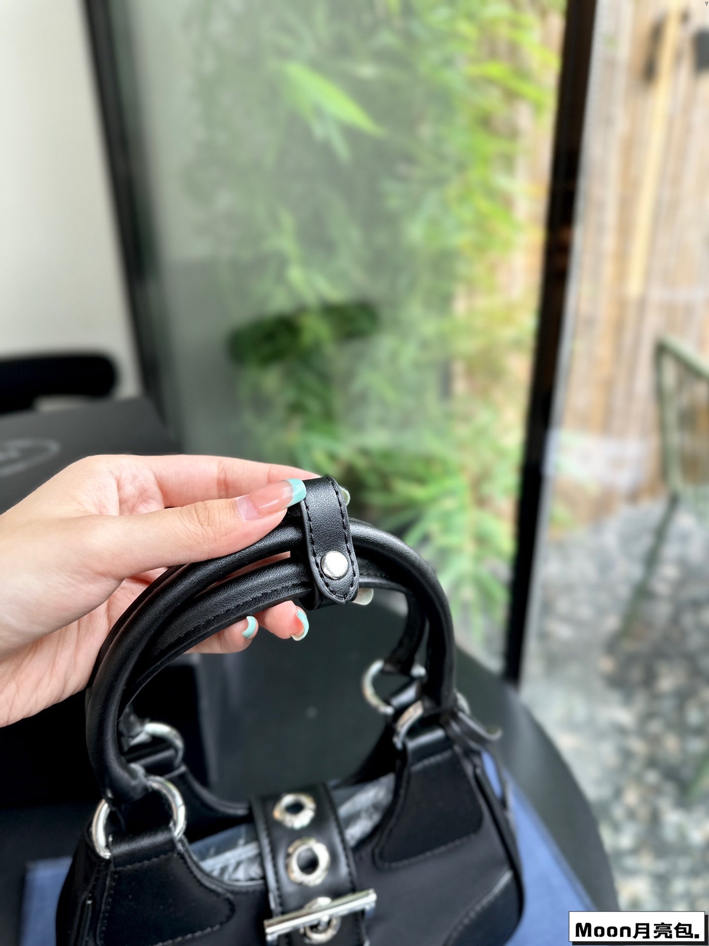 PRA 22 MOON PADDED BAG EN PIEL DE BECERRO NEGRO CON CORREA