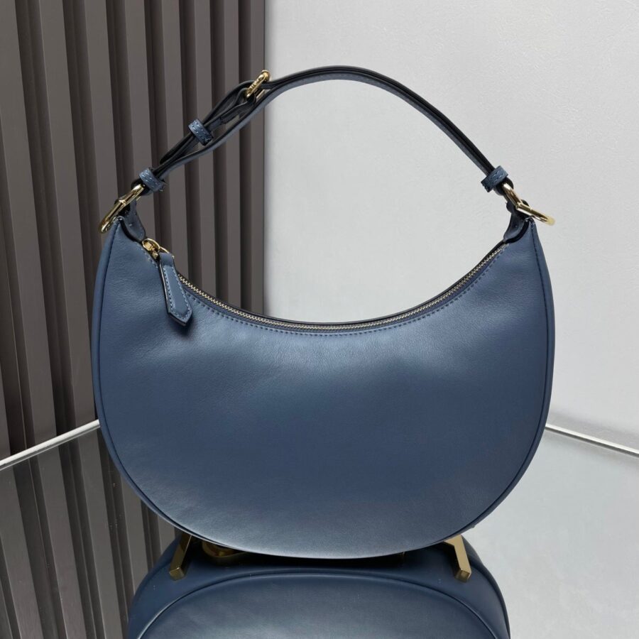 FENDIGRAPHY MEDIUM 29 IN QUEEN SMOOTH LAMBSKIN GOLD HARDWARE | Studio Nafay