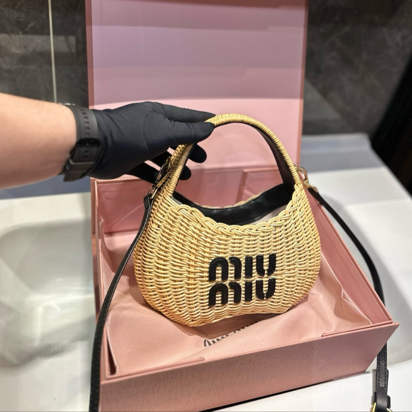 Bolso HOBO Wander Wicker 23 IN en mimbre marrón tostado tejido a mano con piel de becerro negra...