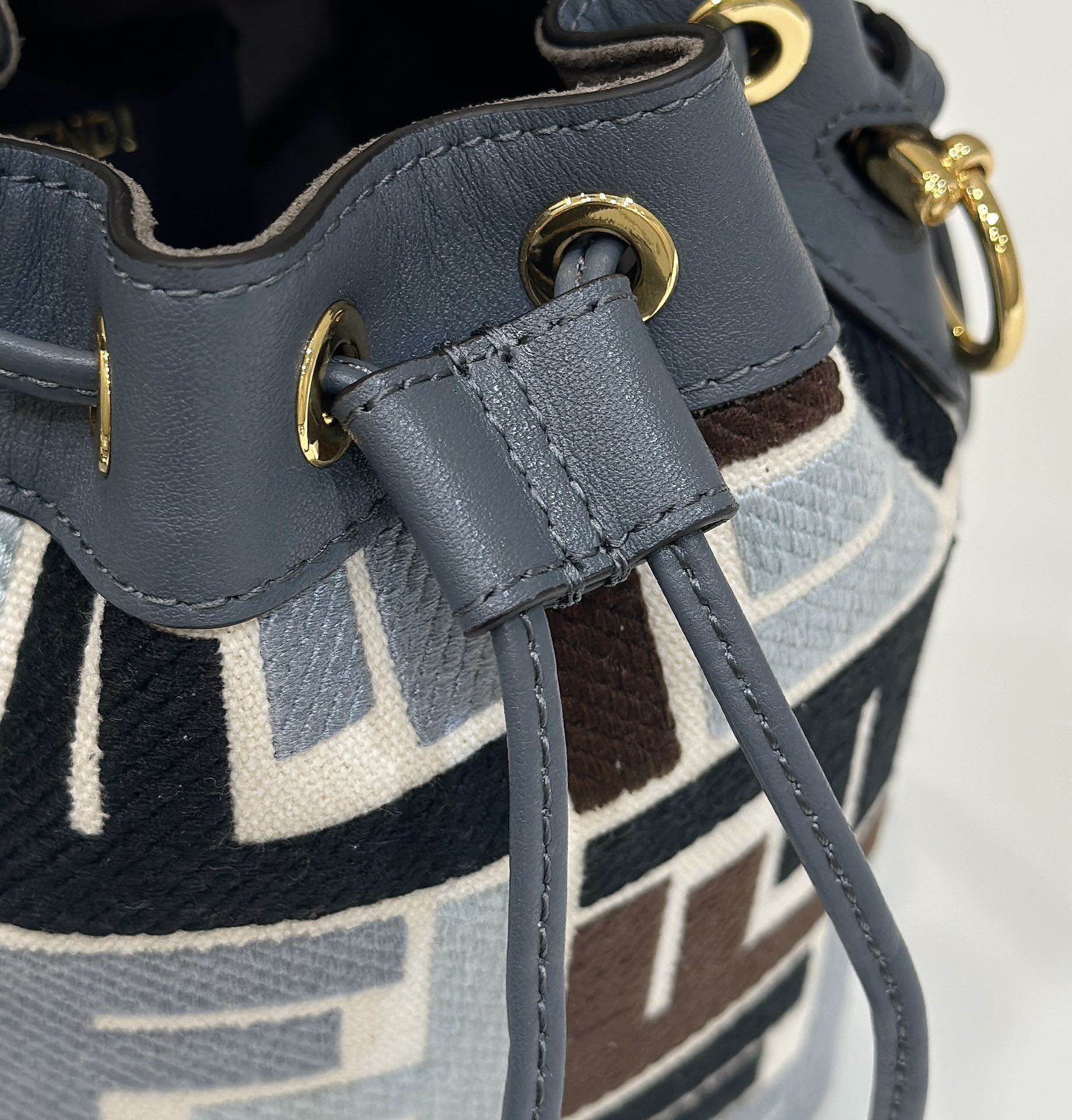 MON TRESOR 18 IN COLORFUL CANVAS con FF MOTIF EMBROIDERED