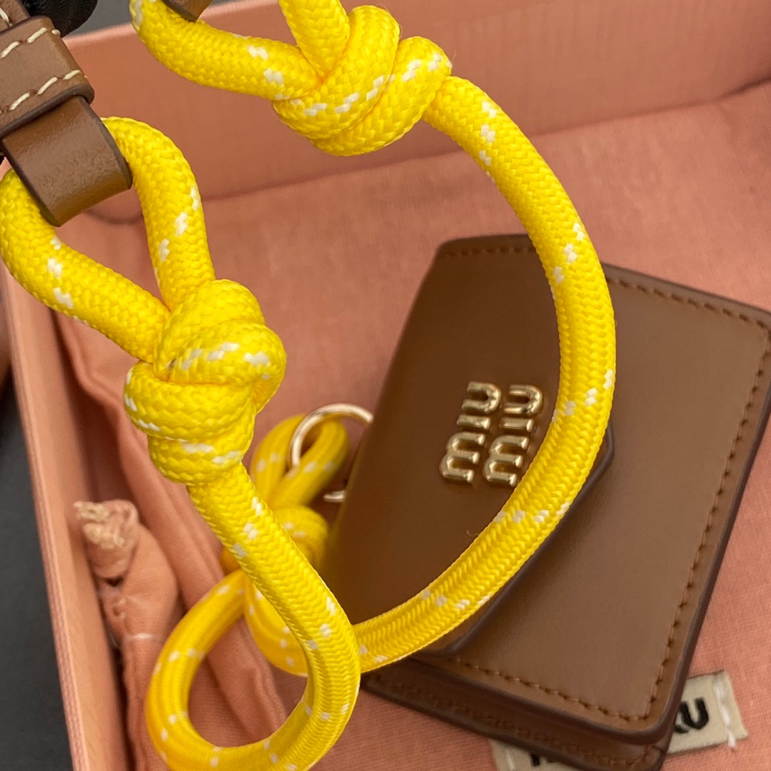 Micro BAG 7 IN en piel de cordero suave marrón leonado con correa amarilla