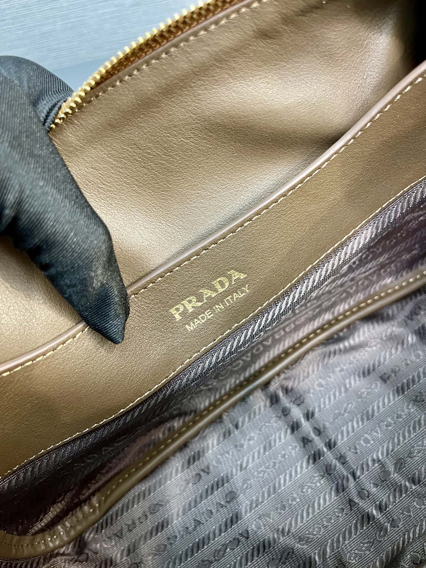 Bolso de hombro 28 en Ante Marrón leonado con LOGO Dorado