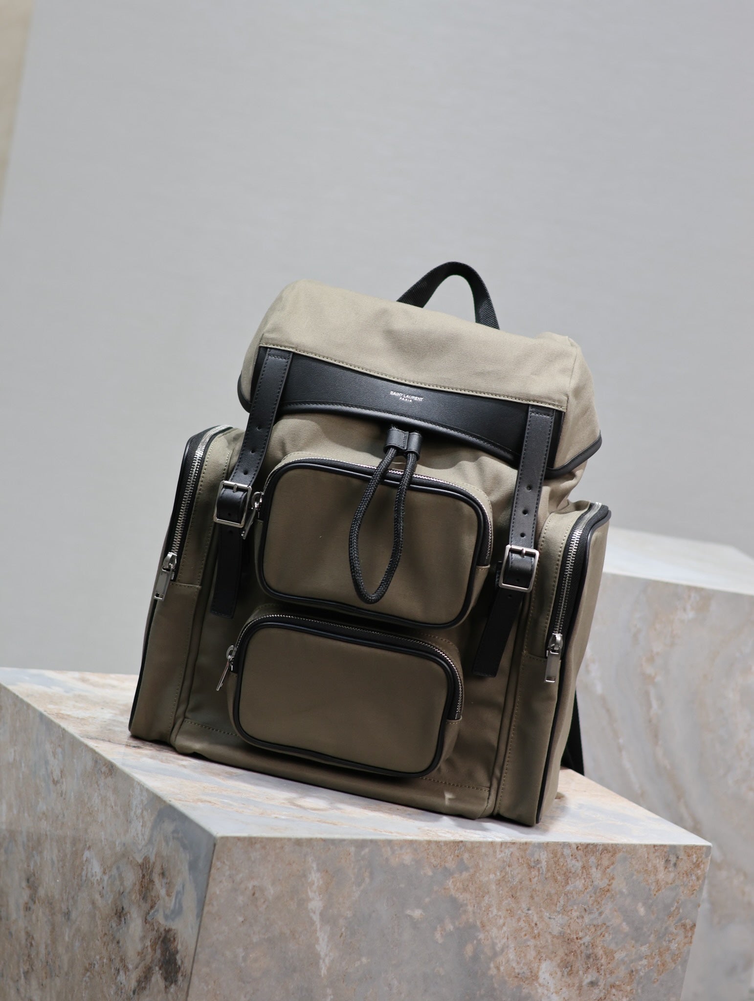 CITY MULTI-POCKET BACKPACK 42 IN KHAKI Verde NYLON AND Negro SMOOTH Piel de becerro