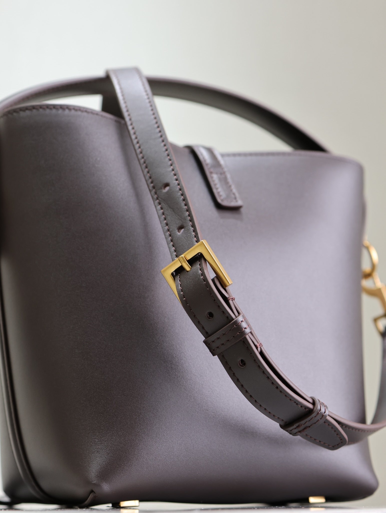 LE 37 Pequeño Bucket BAG 20 IN Brunette Marrón Piel de becerro Herrajes dorados