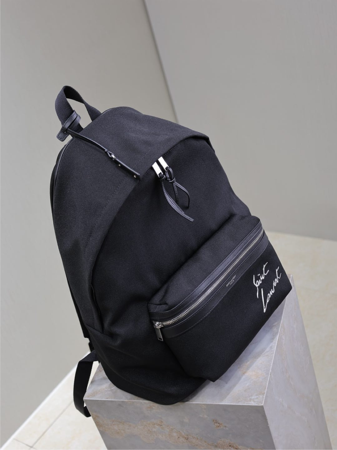 CITY BACKPACK 38 IN Negro CANVAS con Blanco EMBROIDED LOGO