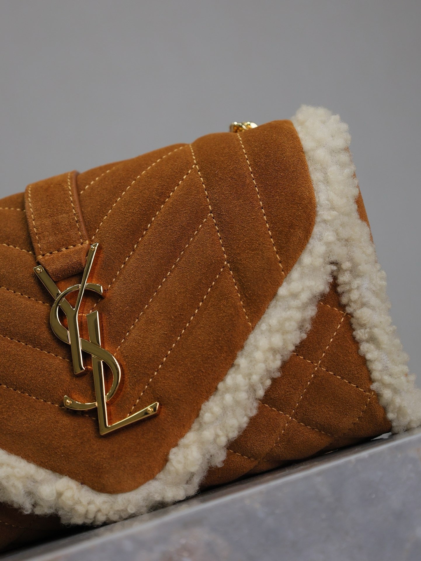 ENVELOPE Cadena BAG 21 IN BRONZE Marrón SUEDE AND Blanco SHEARLING TRIM Herrajes dorados