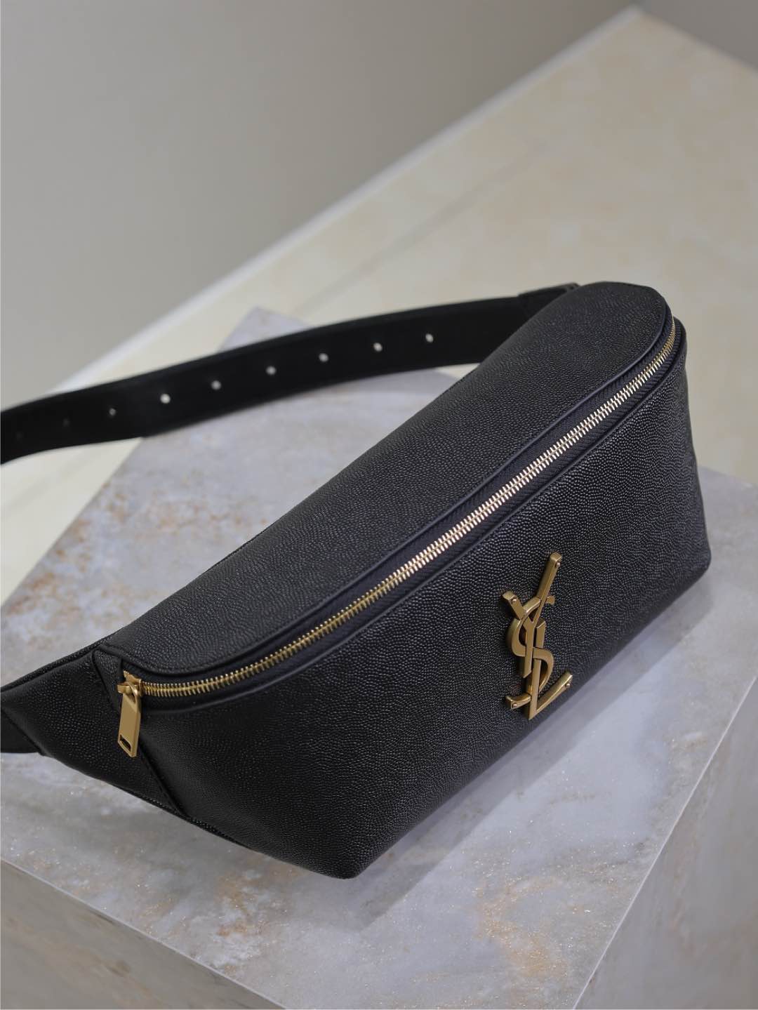 CLASSIC Bolso bandolera 25 IN Negro CAVIAR Cuero Dorado LOGO