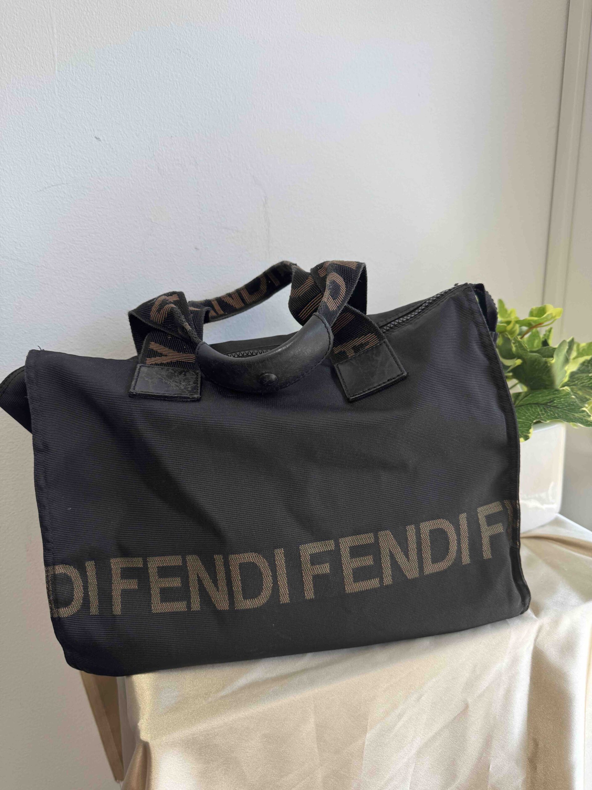FENDI Bolso tote de Nailon Negro con Logo Fendi