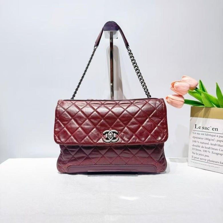 Chanel BCQ Bolso de hombro burdeos de cuero acolchado